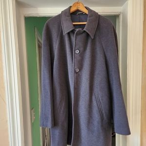 Pronto-Uomo gray trench coat is extremely warm in those cool winter days.